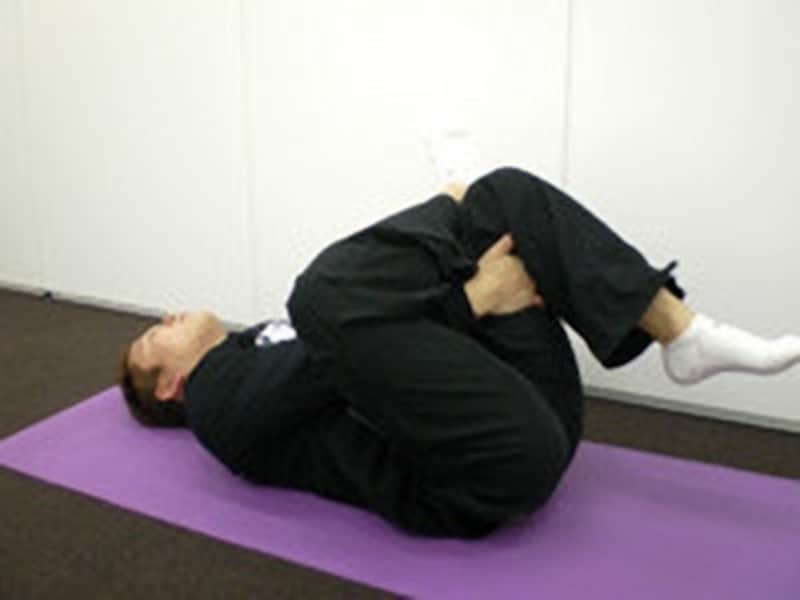 足を引き寄せた時、肩や頭が持ち上がらないように注意してください