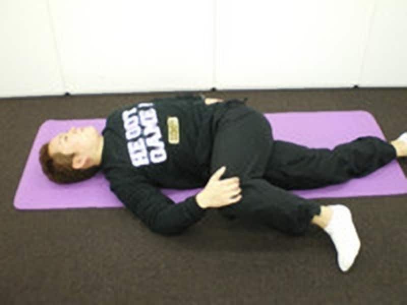 肩が浮かないように注意してください