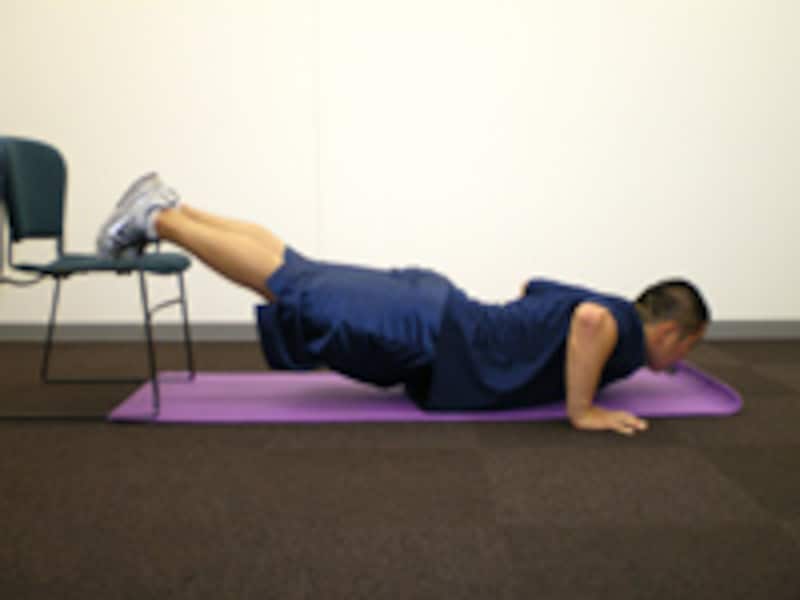 腕立て伏せのバリエーション3 デクライン・プッシュアップ 胸が床につくギリギリまで上体を下げましょう。