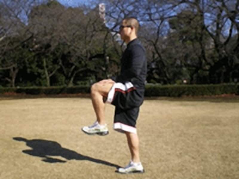 腿上げで主に使っている筋肉は腿前の筋肉(大腿四頭筋)ではありません。試しに片足を上げて腿前をタッチしてみてください。腿前の筋肉は柔らかいはずです。