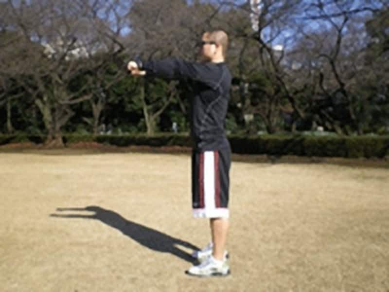 爪先と膝は正面を向くようにしましょう。