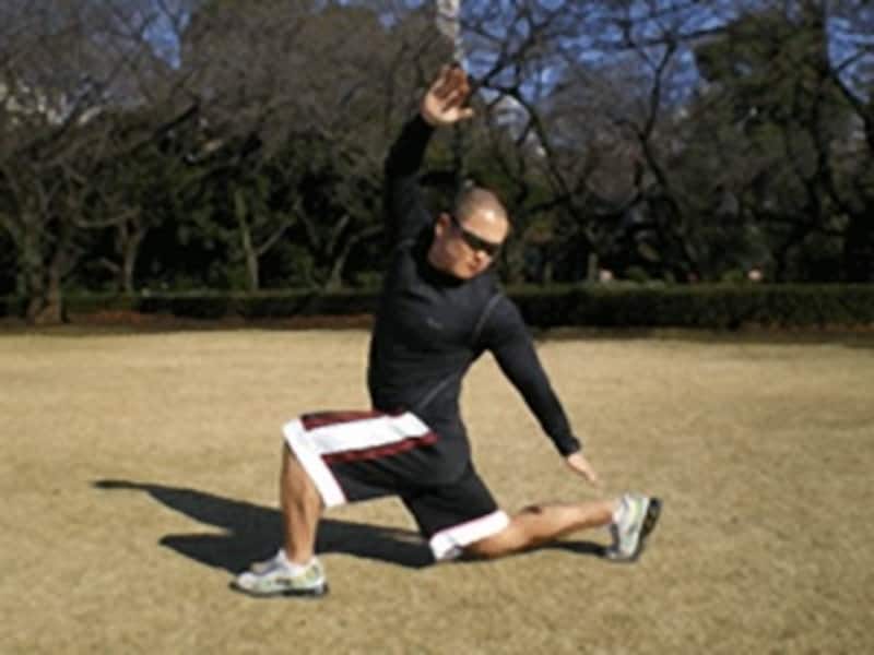 足を出している側に上体を捻って、後ろ足をタッチしましょう。