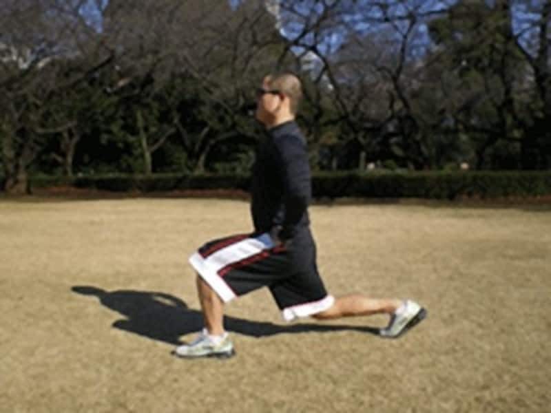 ランジのフィニッシュ姿勢から上に飛んで、またこの姿勢に戻ります。