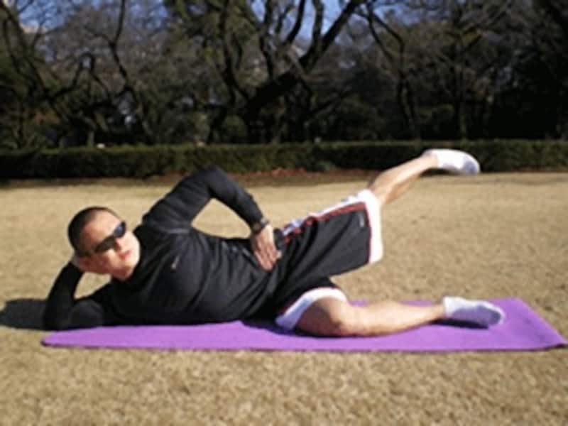 足を上げ過ぎると腰が動いてしまうので、腰が動かない範囲で行いましょう