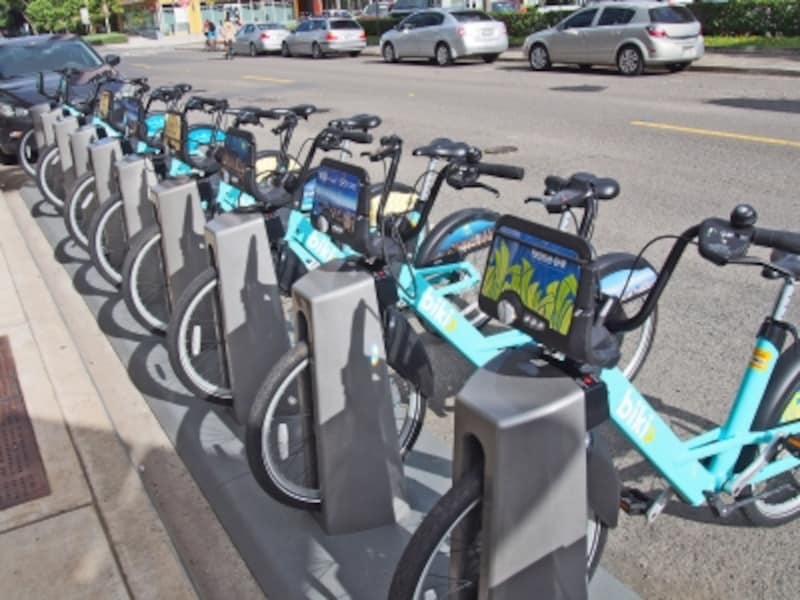 路上に設置されたBikiストップ。ホノルルに130カ所あり、1300台の自転車を貸し出し