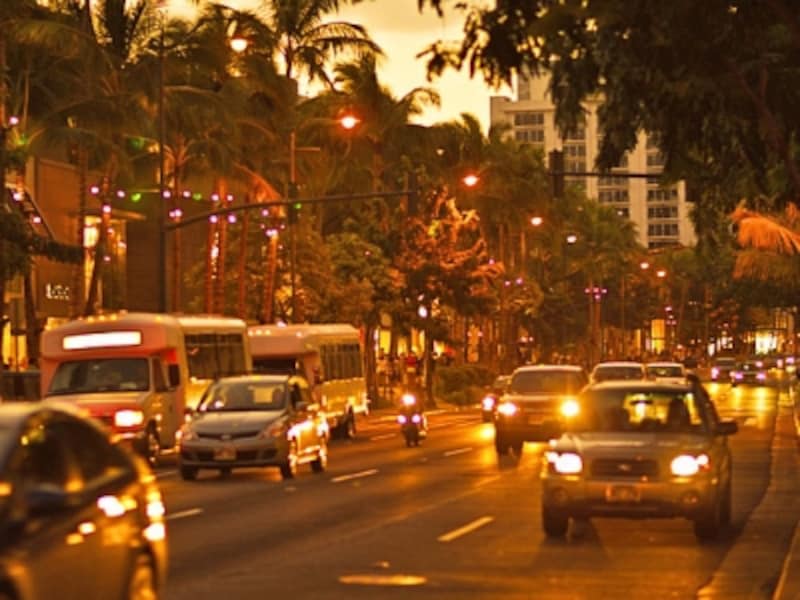 夜間に人通りの少ないバス停でバスを待つことは危険。タクシーを利用しましょう