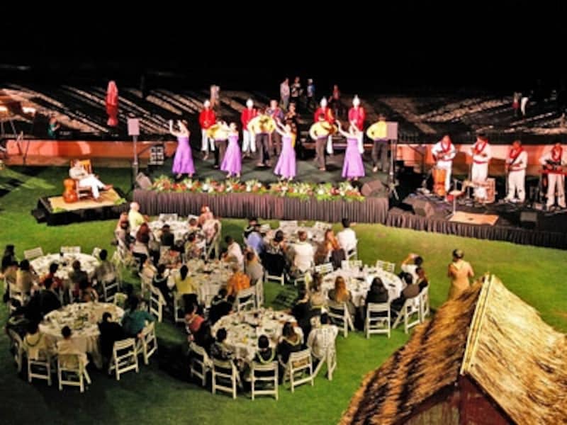 ワイキキビーチを背景に開催されるロイヤル・ハワイアンの「アハ・アイナ・ロイヤル・セレブレーション」