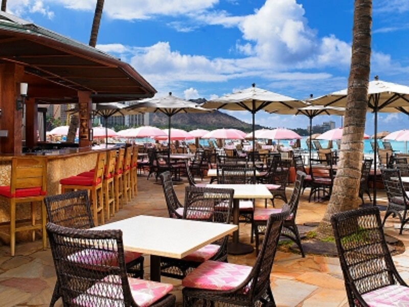 ビーチ沿いのテーブルからは、カラカウア通りに連なるホテルの夜景が見渡せる