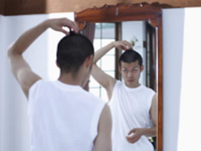 鏡に向かう男性