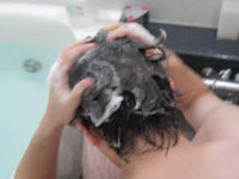 シャンプーをする今井くん