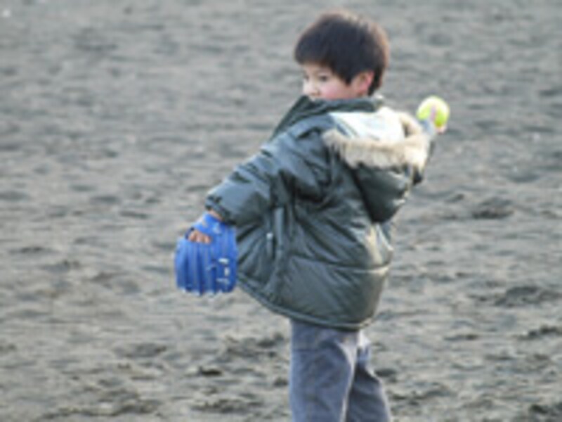 キャッチボールをする子ども
