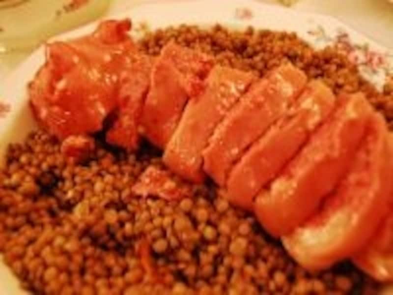 イタリアのお正月料理の定番undefinedコテキーノ（豚の足）とレンズ豆。どちらもお金がたっぷりたまるように！の意味があります