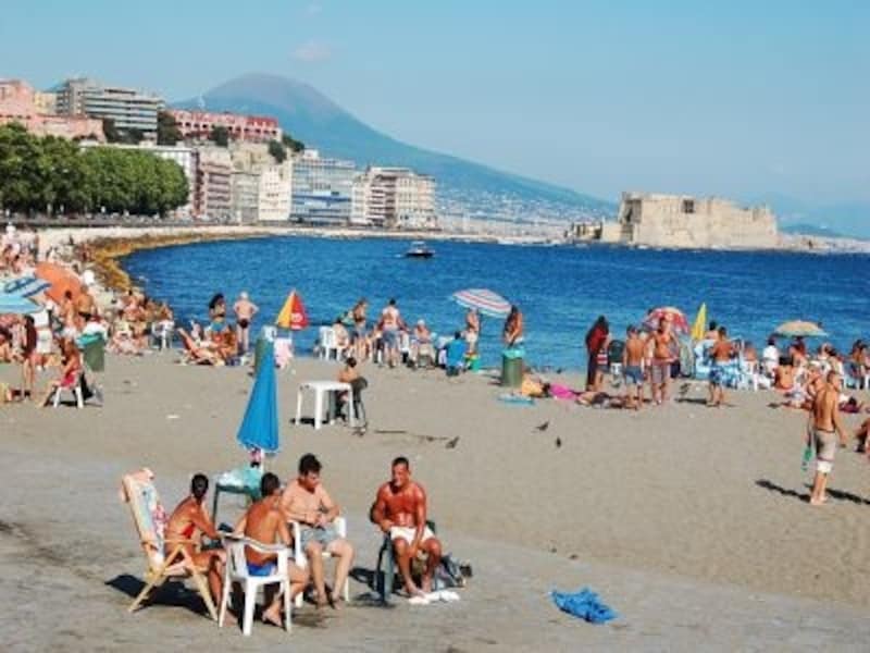 夏の海沿いは、バカンス客で賑わいます。青い空と地中海はイタリアの真骨頂