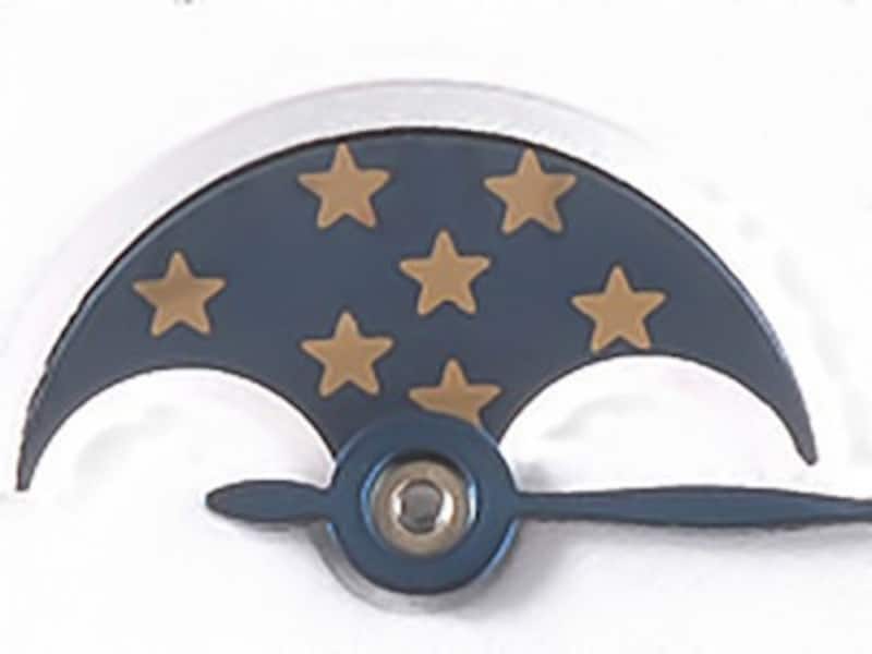 ムーンフェイズのディスクは時計回りに回転する。上図は『新月』