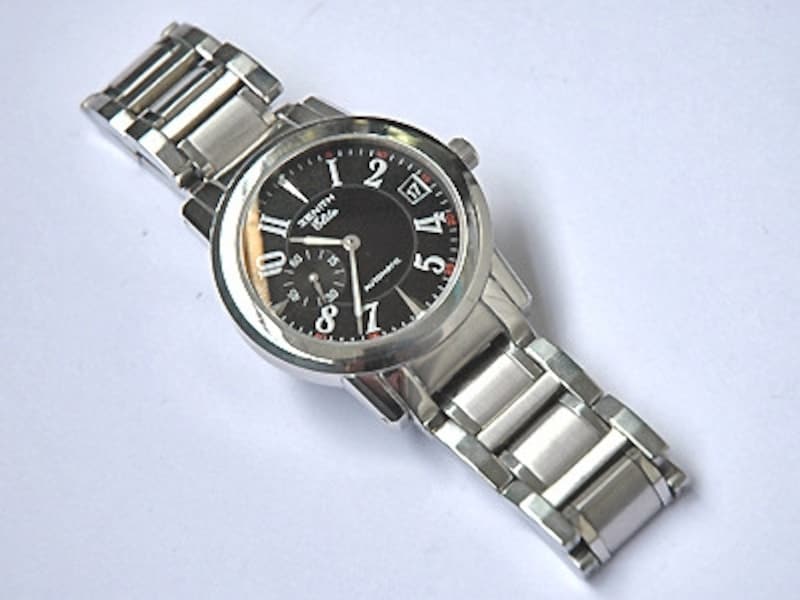 汚れ落としと磨きを終えた腕時計。見違えるほどリフレッシュ