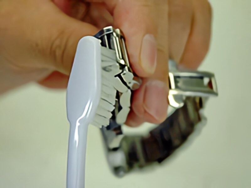 歯ブラシを使って細部の汚れを取り除くクリーニングの開始