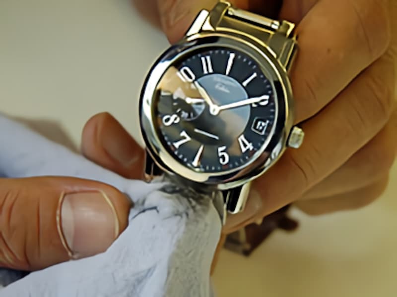 ステンレススティール磨きクロスで磨く