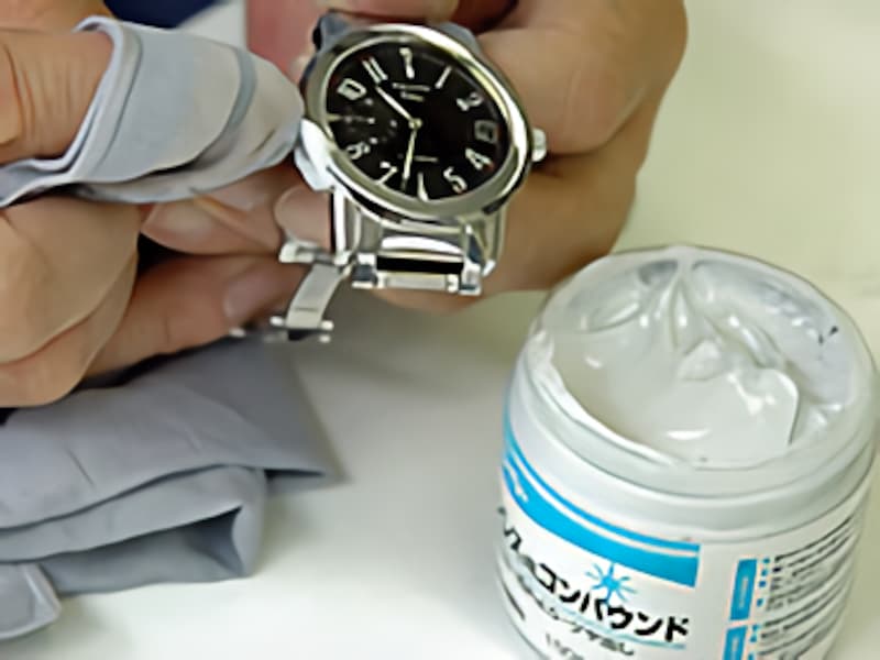 ステンレス磨きコンパウンドを使うのも効果がある。コンパウンドが残らないように柔らかい布できれいに拭き取る