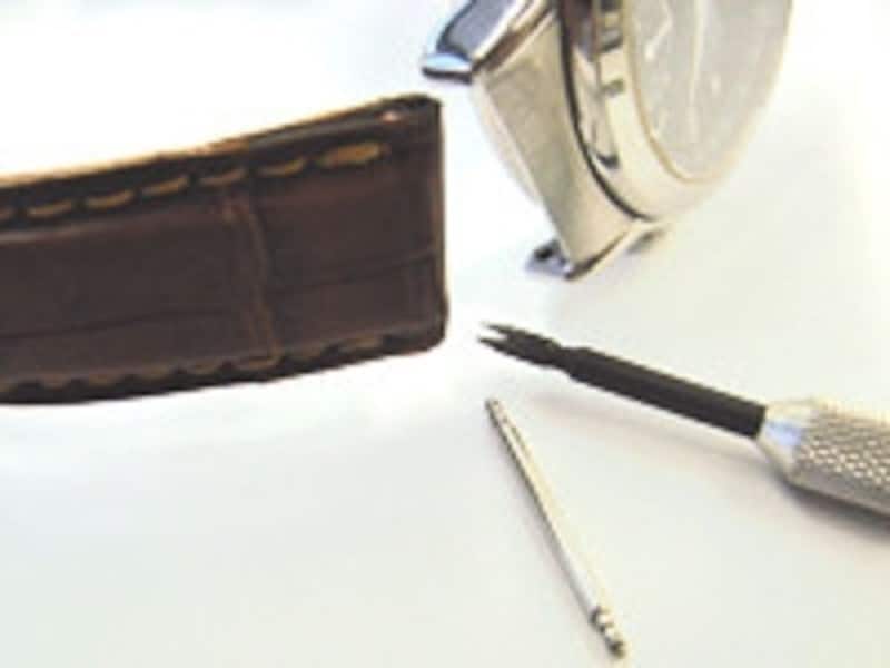 水洗いの前に時計からストラップを外す。次に外したストラップをせっけん水に浸す