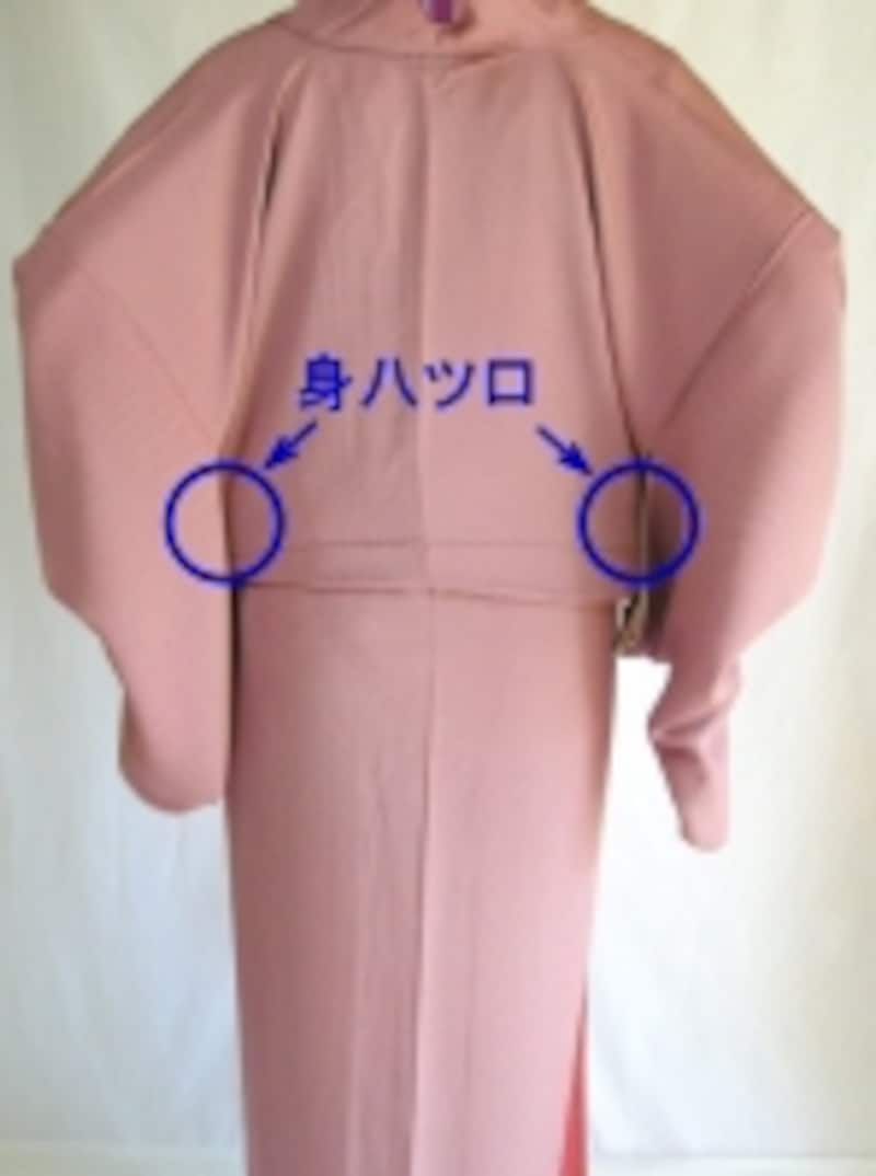 両手をいれて背縫いから脇へ動かす