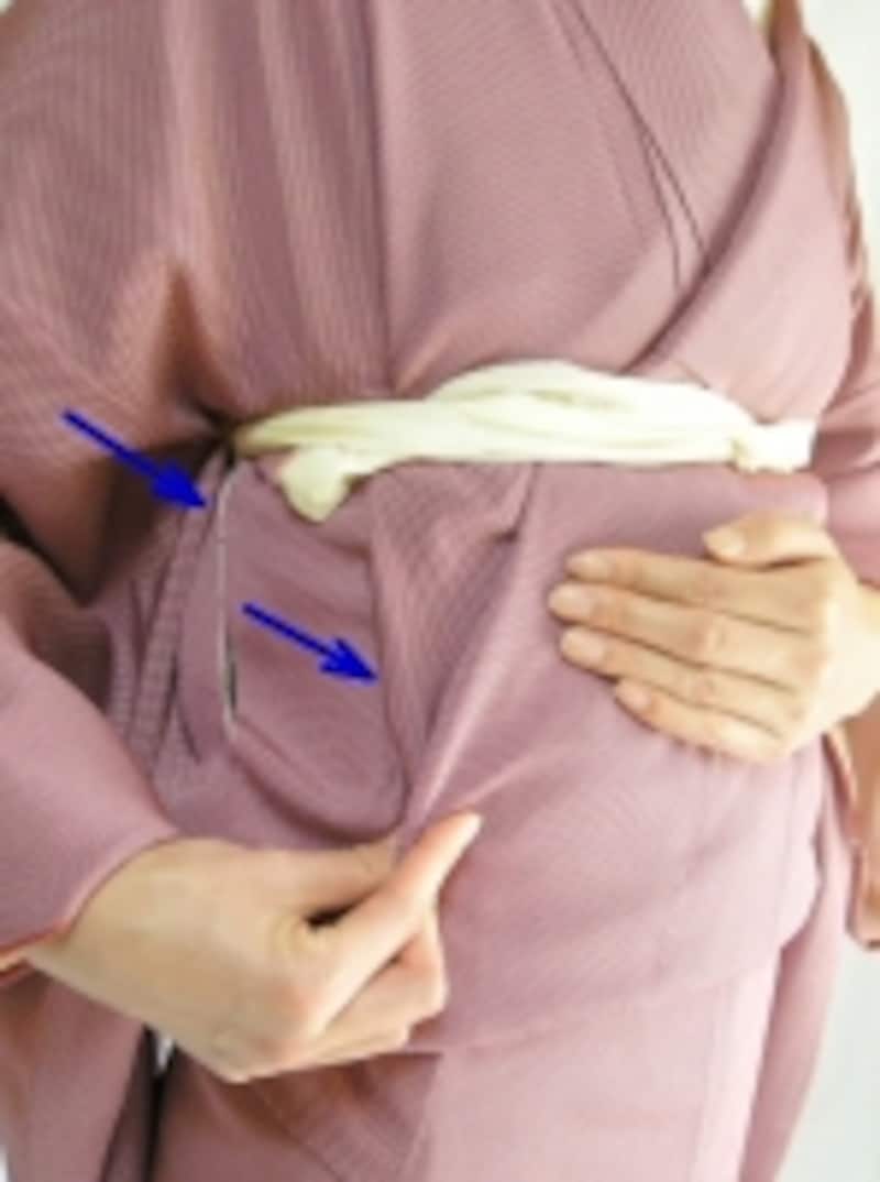 後ろのシワを脇に寄せる