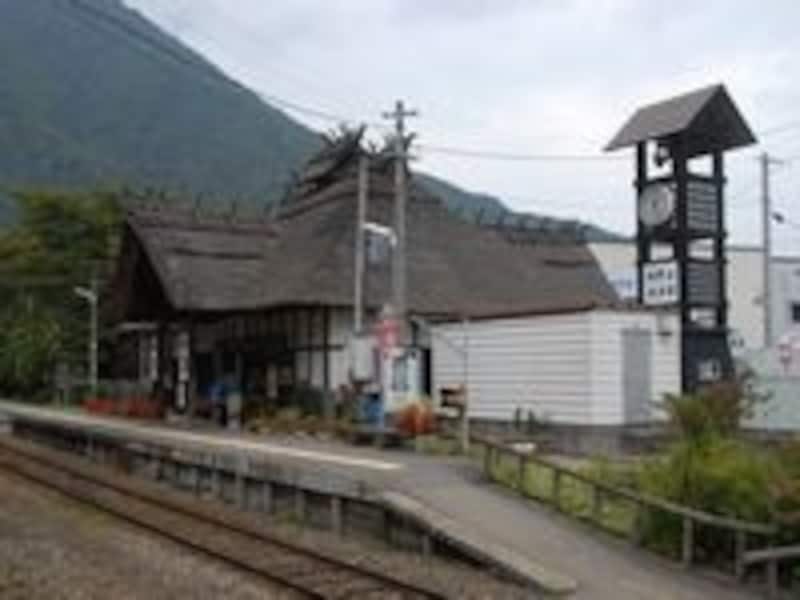 茅葺屋根がユニークな湯野上温泉駅