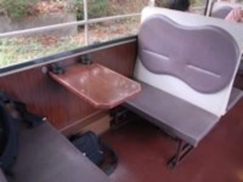 テーブルがあって飲食もできるトロッコ車両
