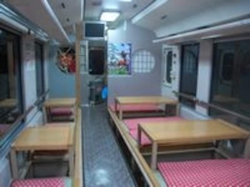 掘りごたつにテーブルが置かれたお座敷車両の車内