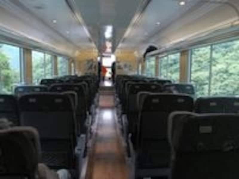 窓が大きくゆったりした車内の展望車両