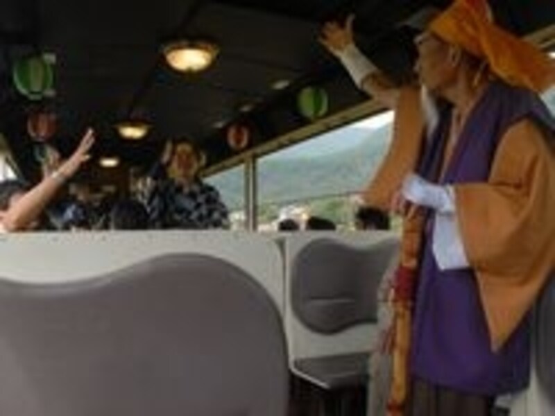 地元の古老風の衣装の人の音頭で始まったじゃんけん大会