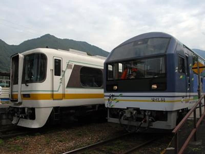 様々な車両が走る会津鉄道。右がお座トロ展望列車