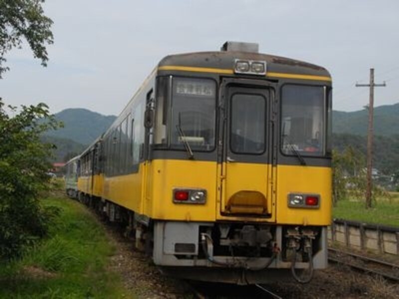 最後尾のお座敷車両は先頭の展望車両とは異なった外観だ