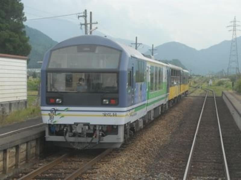 3種3様の車両から編成されるお座トロ展望列車