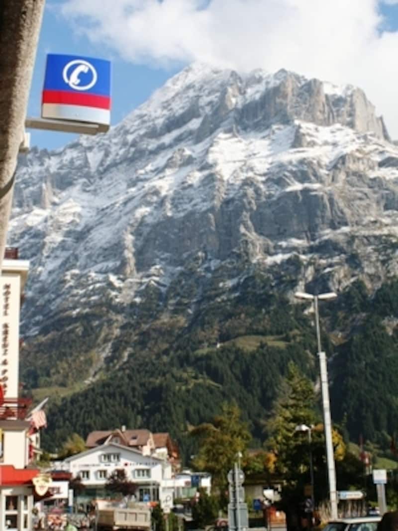 観光客が行き交うグリンデルワルト駅周辺