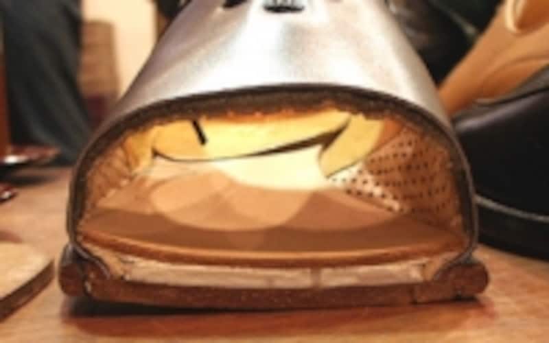中底と表底の間に入っている白いスポンジが中物である。通常はコルクボードだが、ヒロカワ製靴は独自に開発した特製スポンジを採用している。