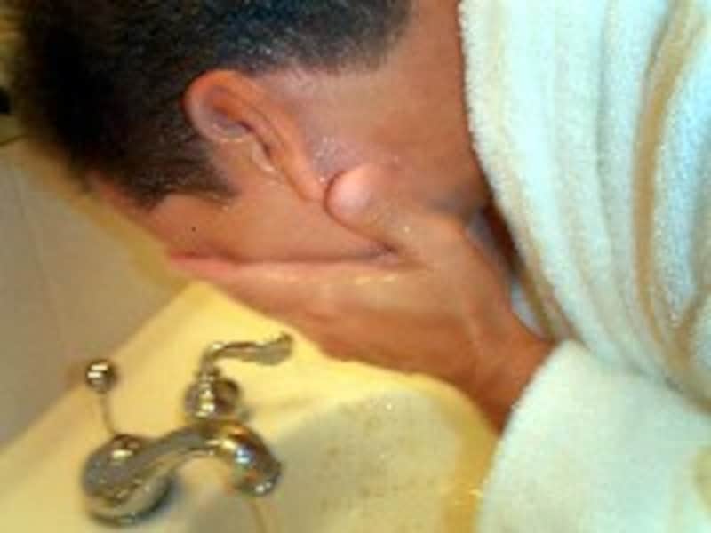 髭を剃ったあとは、冷たい水で洗い流す。