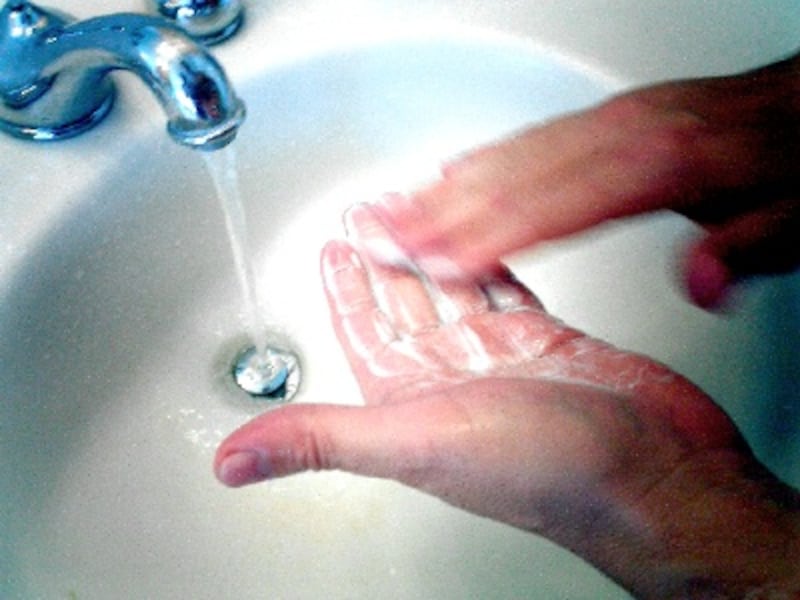 洗顔をする前に必ずぬるま湯で顔を濡らすこと。