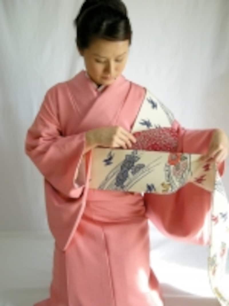 帯板は手先と胴に巻いた帯の間に入れる