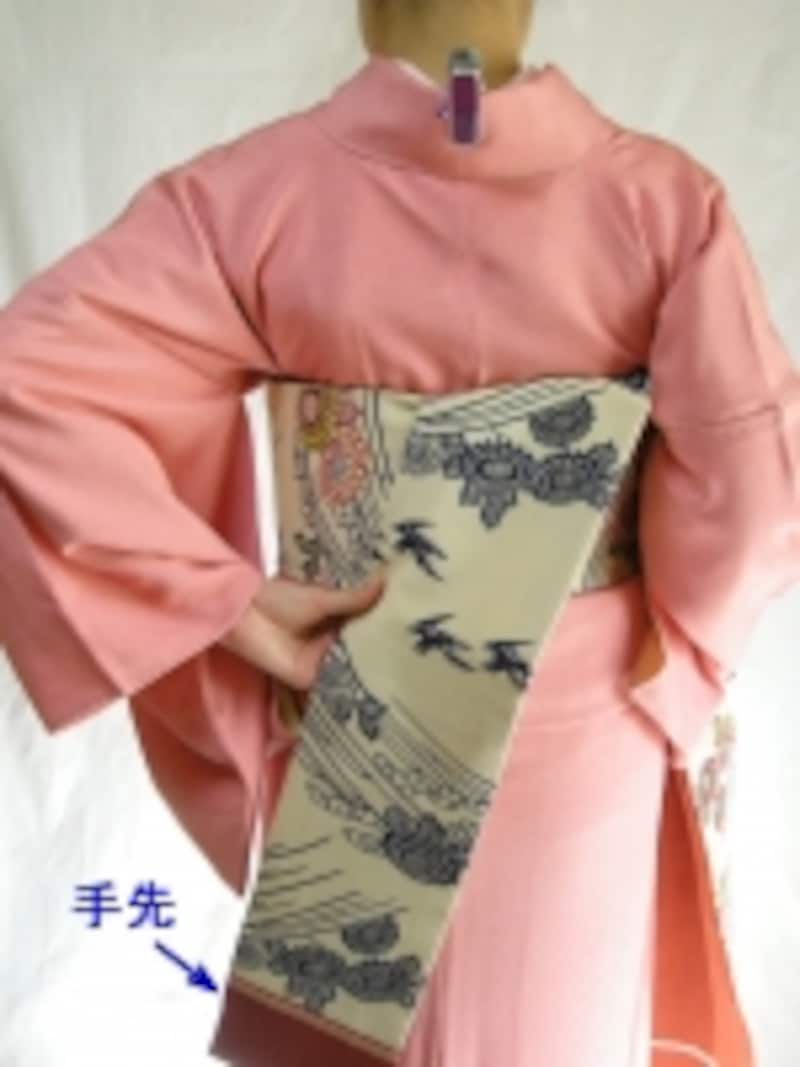 手先をおろす時は背中側にあった面が外に来るように