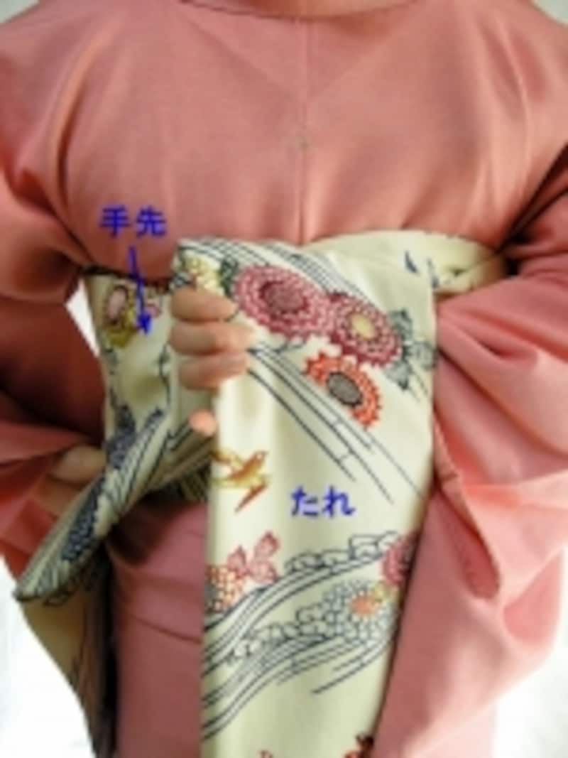 右手を帯の前からまわすように持ち変えるのがコツ