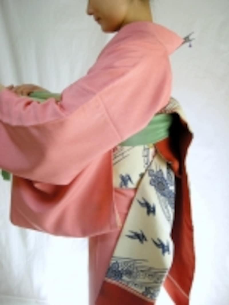 帯揚げは帯枕にかませるように掛ける