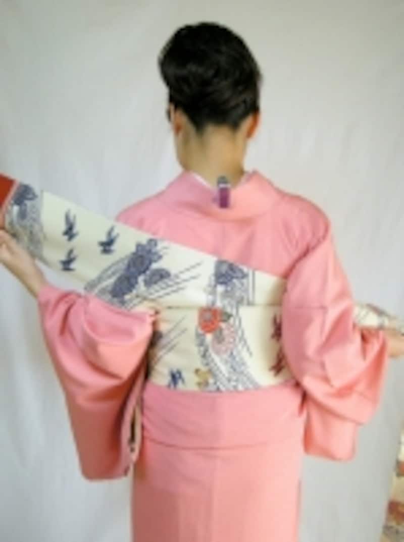 帯を締める時はなるべく両手を横に引くと締まる