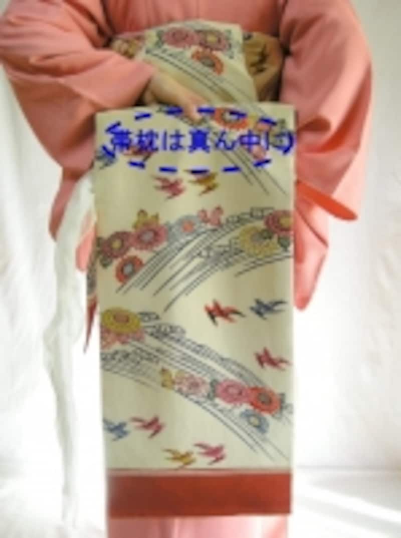 帯枕は帯の真ん中に入れる