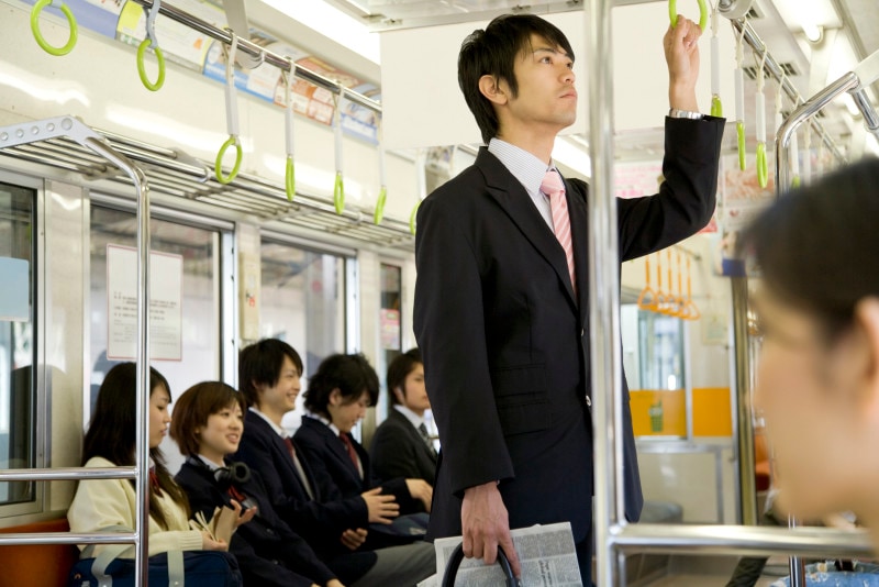 香水の匂わせすぎはTPOをわきまえない行為のひとつ。