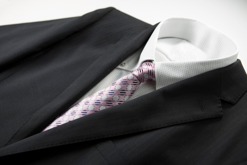ネクタイの結び方……ワイドカラーなど襟タイプ別！
