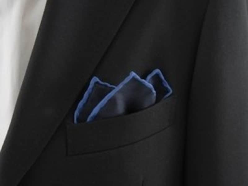 スーツジャケットの胸ポケットはポケットチーフのためにデザインされたものだったのです
