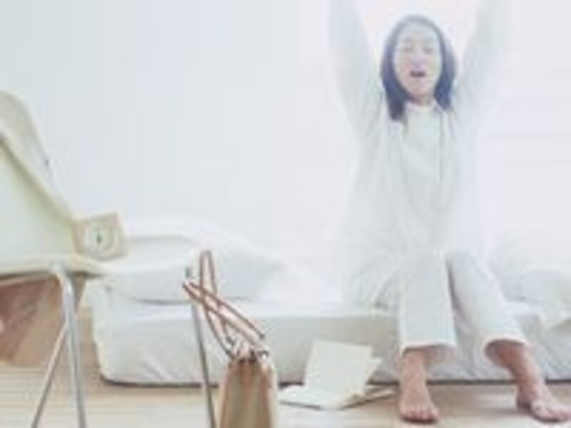 朝の光を浴びて目を覚まし軽いストレッチで体を目覚めさせよう