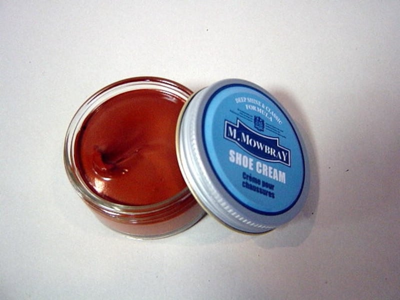 乳化性のクリームは、ご覧のようにビンもしくはチューブに入っています