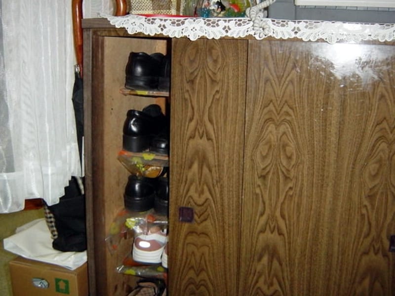 実は下駄箱って、使い方次第でカビ発生の大温床になってしまいます。通気性や乾燥を常日頃から心掛けてください。少なくともこんなにゴチャゴチャにしておいてはダメ!