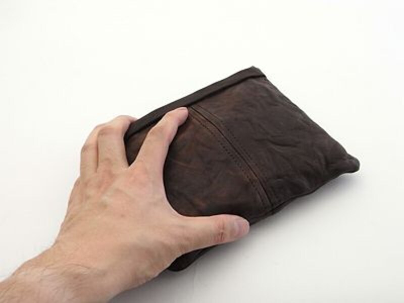 何でも放り込める「革袋」のようなポーチ [男のこだわりグッズ